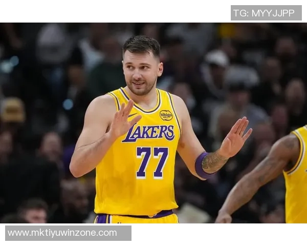 湖人缺少詹姆斯状态低迷半场落后马刺5分东契奇表现出色贡献22分